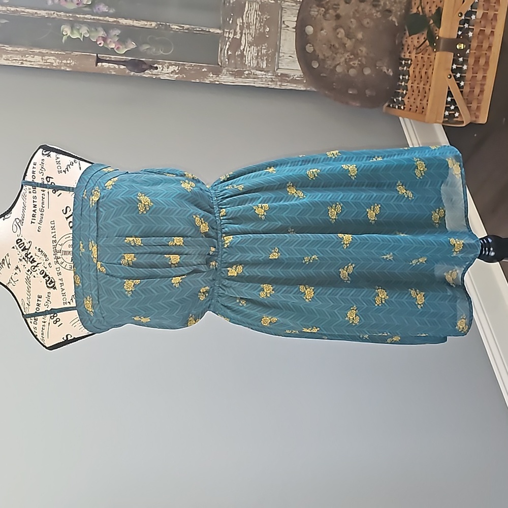Cute Mossimo Summer Dress. Great Condition Adjustable metal clip Straps